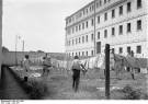 Bundesarchiv_Bild_102-11859,_Zuchthaus_Sonnenburg,_Wäschetrocknen_im_Hof.jpg