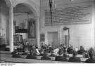 Bundesarchiv_Bild_102-11857,_Zuchthaus_Sonnenburg,_Musikvorführung.jpg