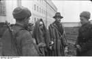 Bundesarchiv_Bild_183-E0406-0022-036,_Zuchthaus_Sonnenburg,_überlebende_Gefangene.jpg