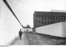 Bundesarchiv_Bild_102-11863,_Zuchthaus_Sonnenburg,_Patroullierender_Beamter.jpg