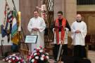 Den Här Dechen Claude Bache + Seminariste Vincent De Smet, riets am Bild, lénks hannert der Tafel de Koschter Jean-Paul Geschwind.jpg